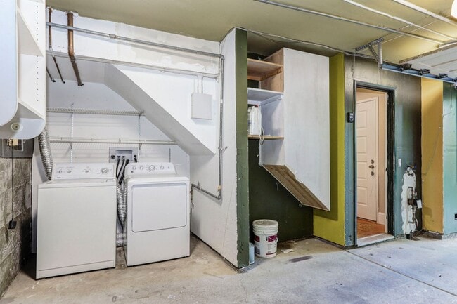 Building Photo - 2 Bed / 1 Bath townhome in sunny Potrero H...