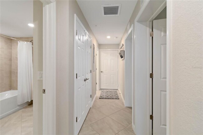 Building Photo - 10805 Tarflower Dr
