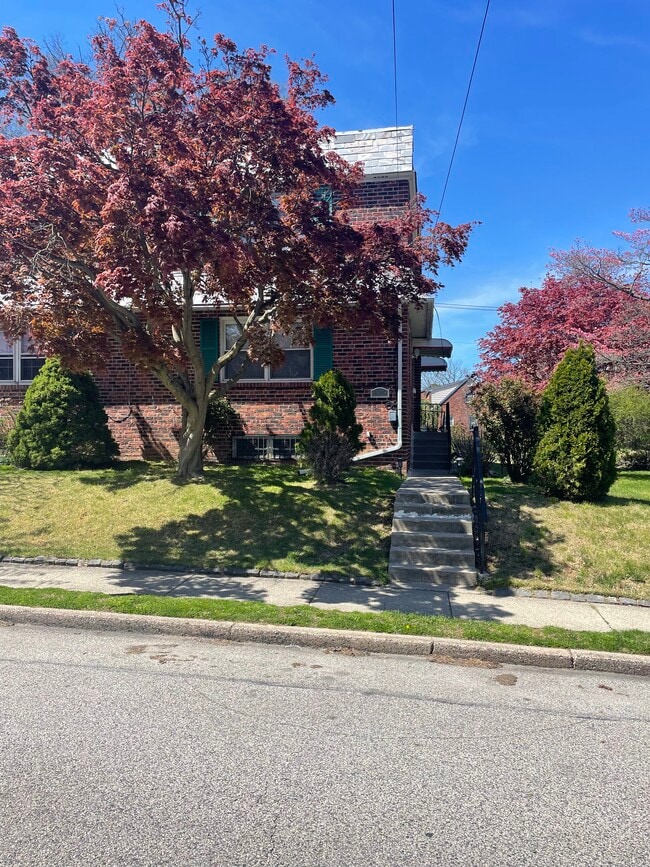 Primary Photo - 639 Barnes St
