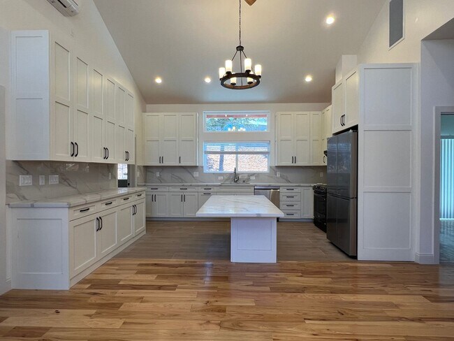 Building Photo - 7071 Martwood Way