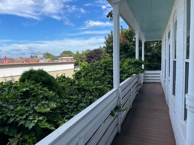 Building Photo - Beautifully Renovated Home in Columbia Bor...
