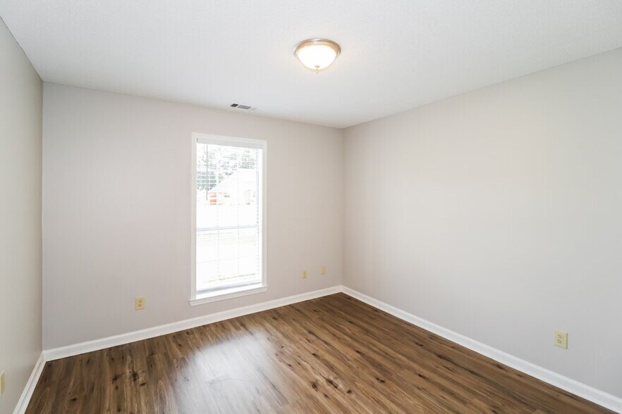 Building Photo - 6752 Oakmoor Cir S