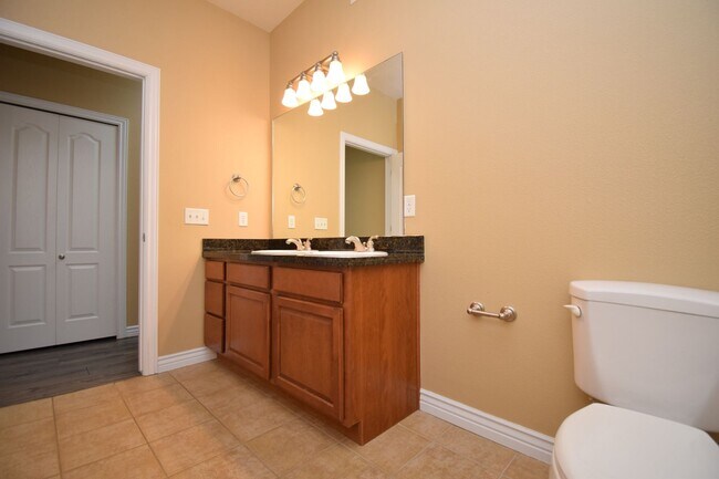 Building Photo - Great 2 Bed 2 Bath Unit in Millcreek!!!