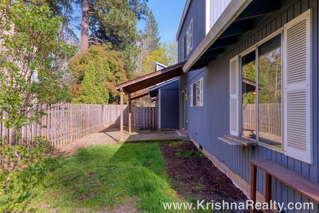 Building Photo - Charming 3 Bedroom | 2 Bathroom Duplex | Private Backyard | Near Washington Square Mall