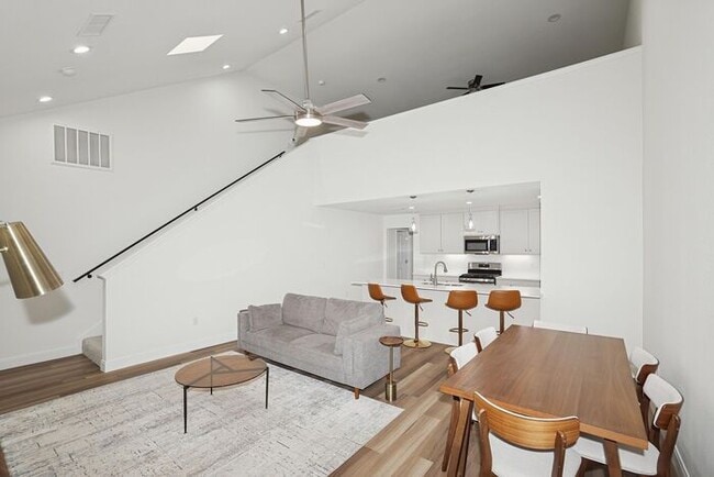 Building Photo - Furnished