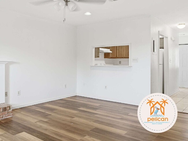 Building Photo - Bright townhome in the heart of Pensacola