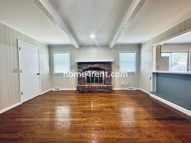 Building Photo - Cozy Ranch Home in Shawnee w/ Plenty of Natural Light, Wood Floors Throughout and an Updated Kitc...