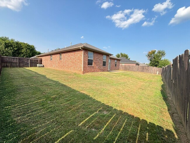 Building Photo - READY NOW! Your Future Home in Clabber Creek! Lawn Maintenance Included!