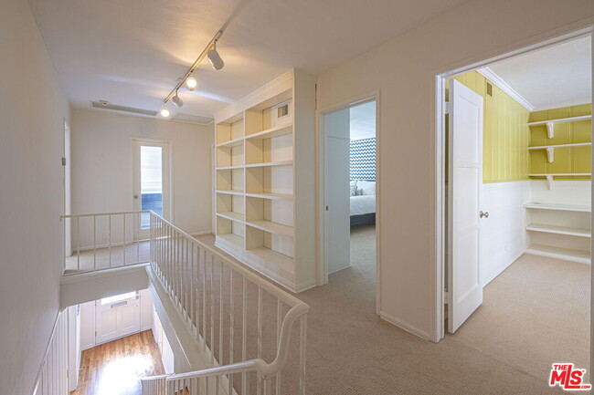 Building Photo - 2318 Canyon Dr