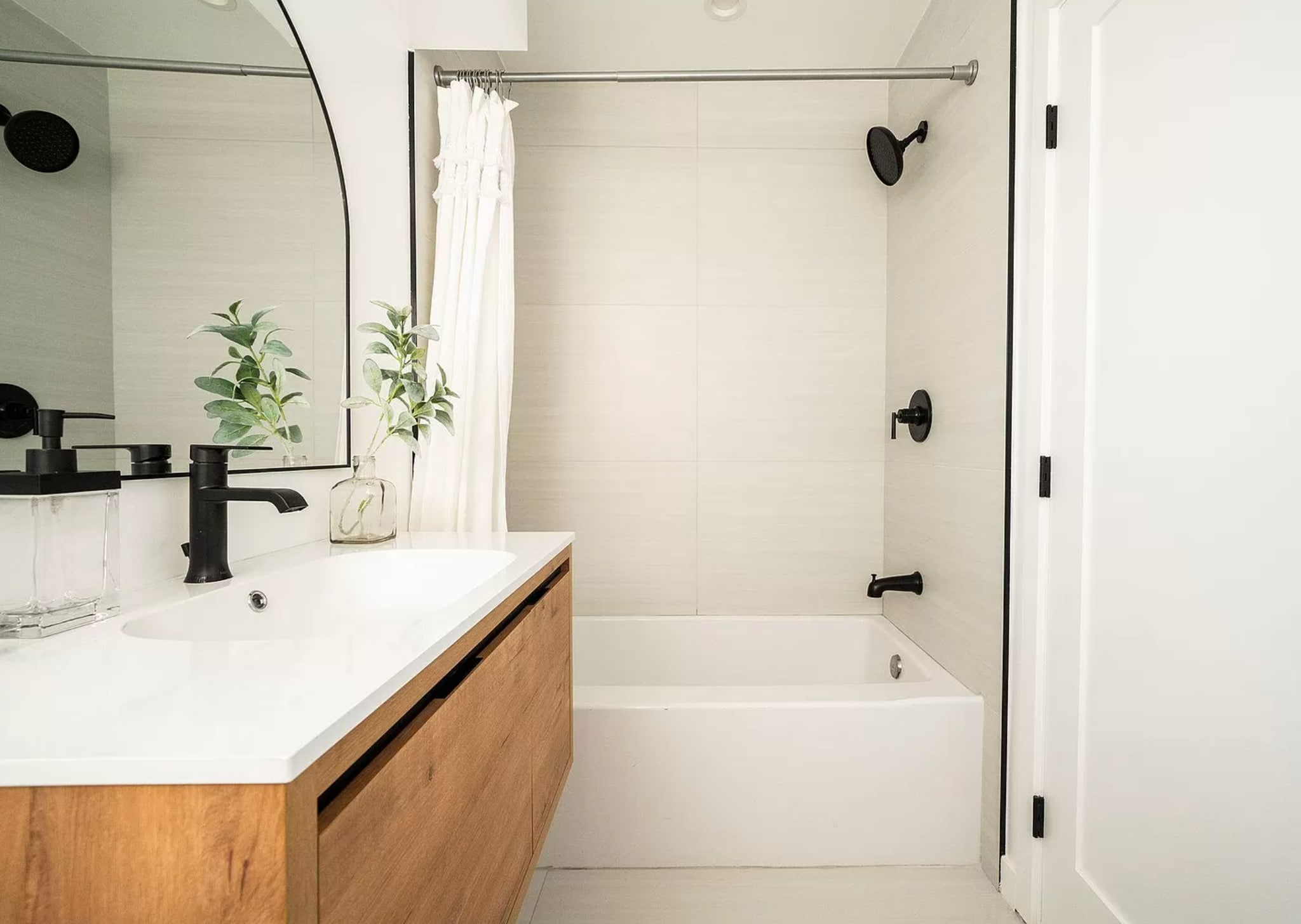 Building Photo - 2681 Roseview Ave