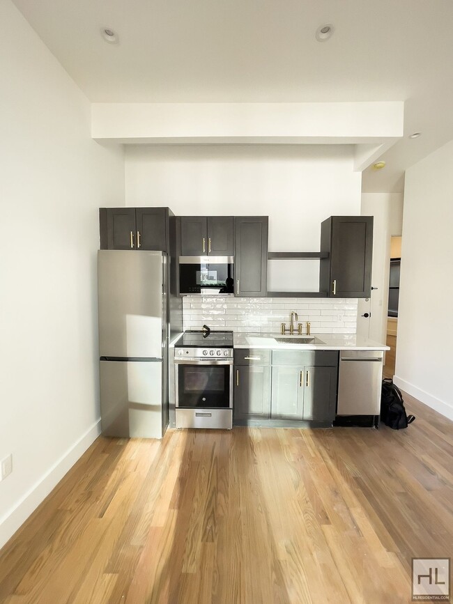 Building Photo - South Williamsburg / No Fee / Spacious 3-B...