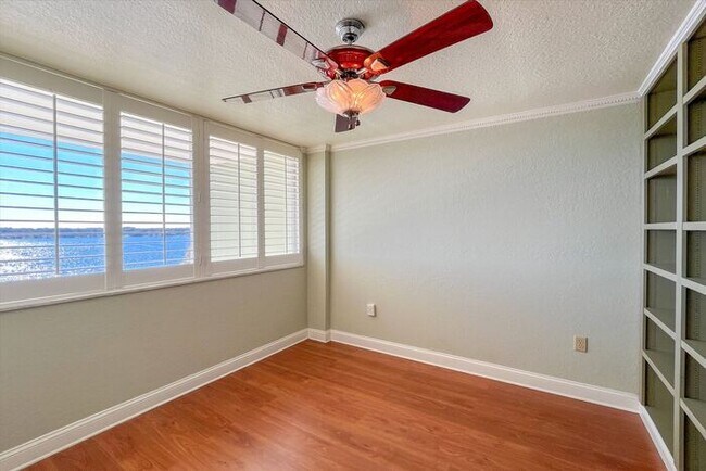 Building Photo - Beautiful Waterfront 3/2.5 Lake Virginia C...