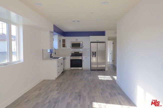 Building Photo - 776 1/2 W 25th St