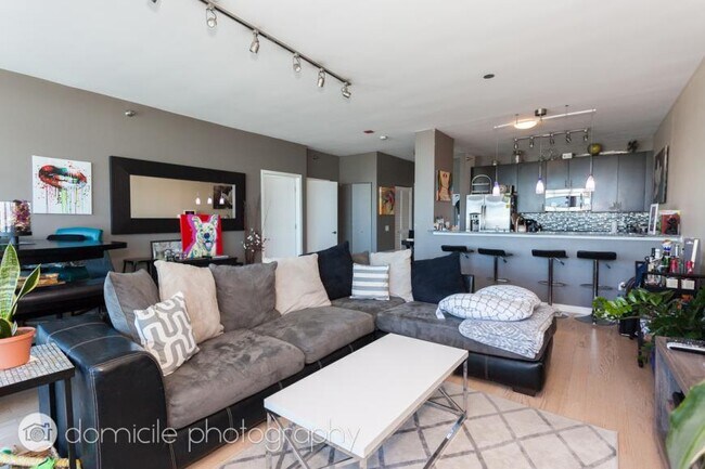 Building Photo - 1 bedroom in Chicago IL 60654