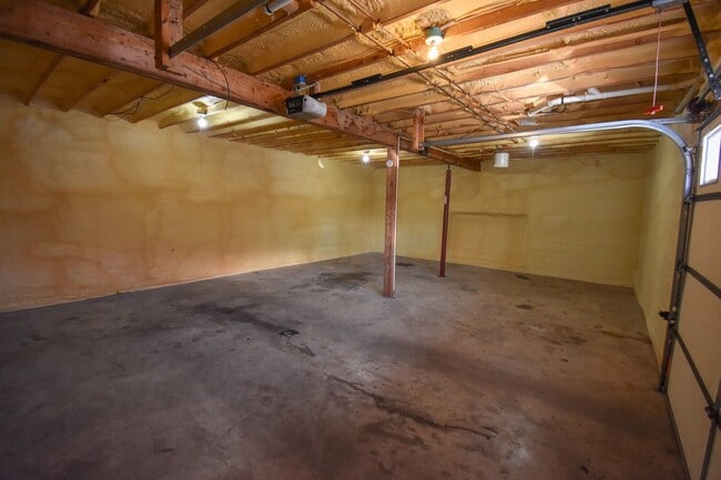 Building Photo - Two Bedroom Apartment in Jersey Shore with Many Amenities!