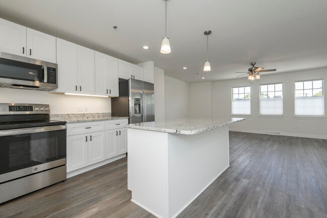 Building Photo - 208 Grand Ave