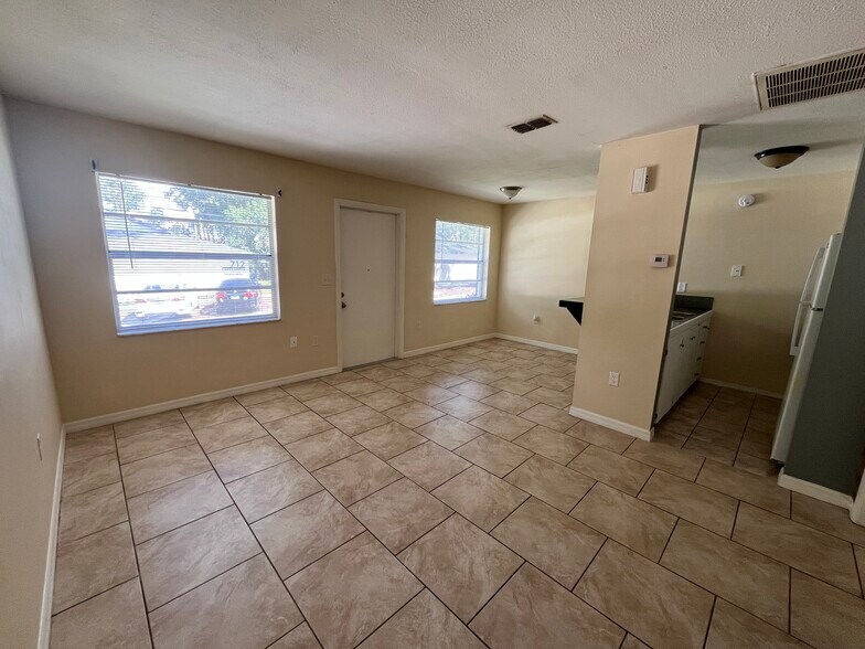 Building Photo - 715 Angelina Ln