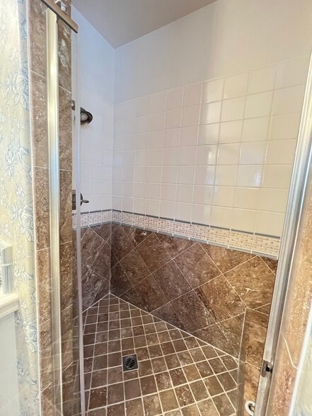 Master Shower - 4353 Waterside Ln