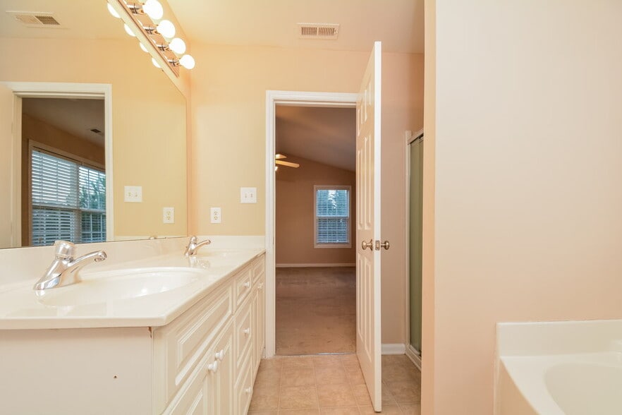 Building Photo - 4910 Little Bud Ln