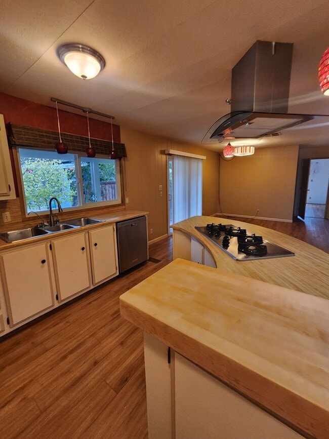 Building Photo - Adorable Retro Chic Home