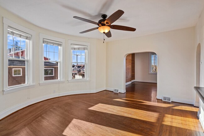 Building Photo - 5 bed 1 bath - newly updated, tons of space, central air, off street parking, laundry