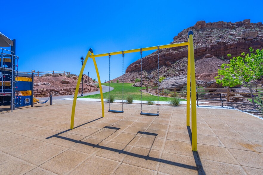 Building Photo - 3158 E Fuchsia Dr