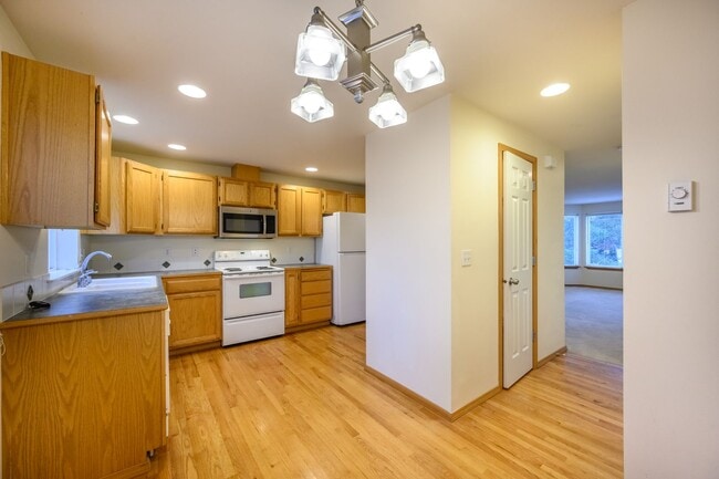 Building Photo - Well-maintained 3 bedrooms 2.5 bath townho...