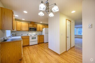Building Photo - Well-maintained 3 bedrooms 2.5 bath townho...