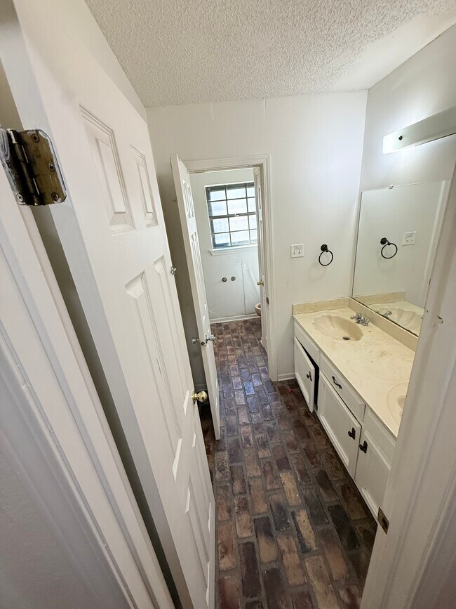 Building Photo - 2011 Aspenwood Dr