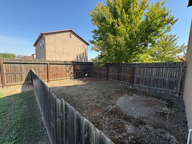 Building Photo - Beautiful home Ready to move in.