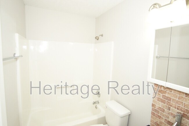 Building Photo - 2050 Countryhill Ln