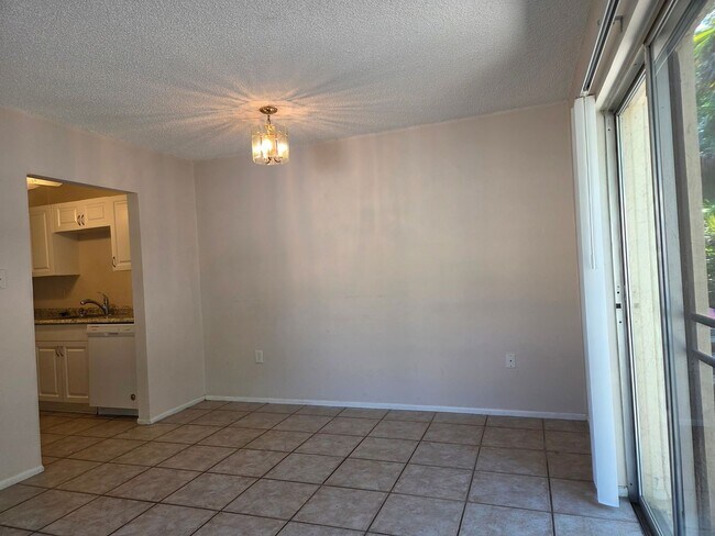 Building Photo - NEW PRICE / Summer Lakes-N Tamiami Trail