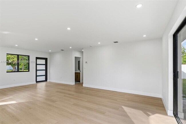 Building Photo - 9660 Dominican Dr