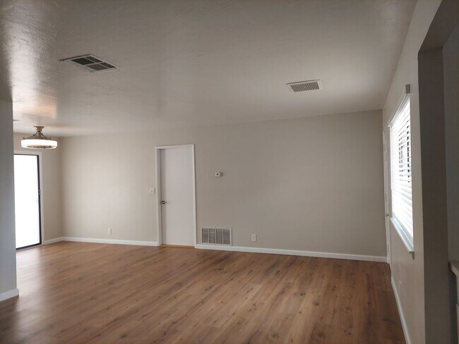Building Photo - 612 W Graaf Ave