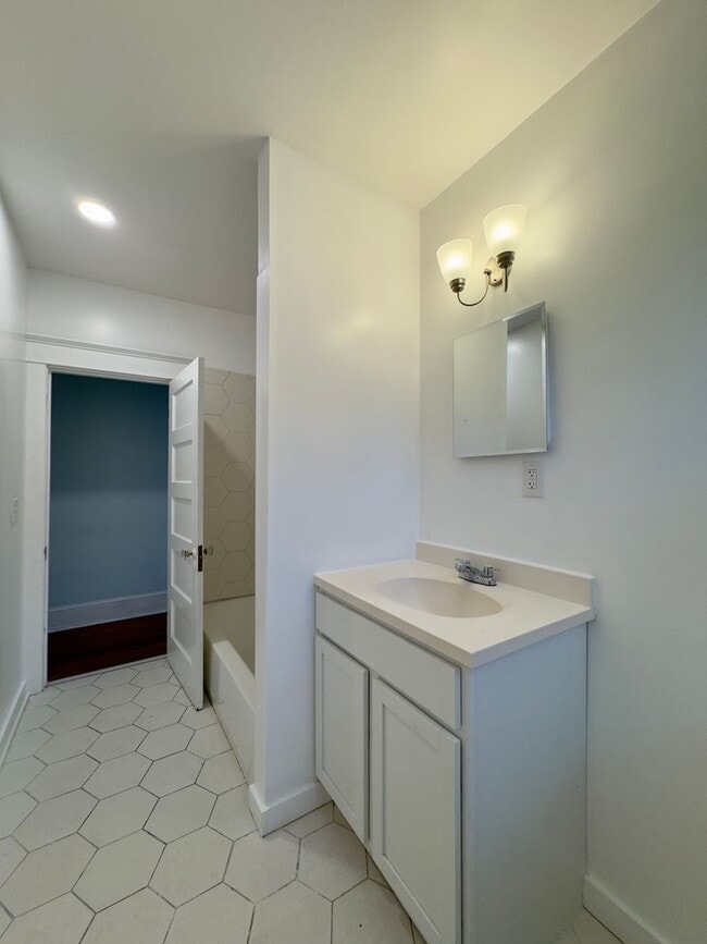 Building Photo - Apartment in West Baltimore, MD!