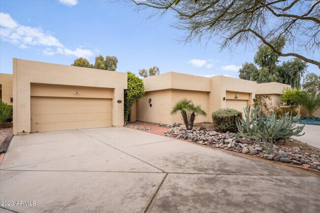 Building Photo - 8844 E San Rafael Dr