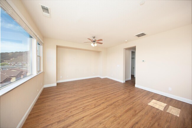 Building Photo - 6491 Bayview Dr