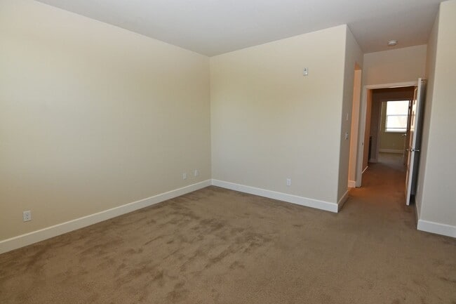 Building Photo - Tralee Village-Tri-Level Townhome, Modern ...