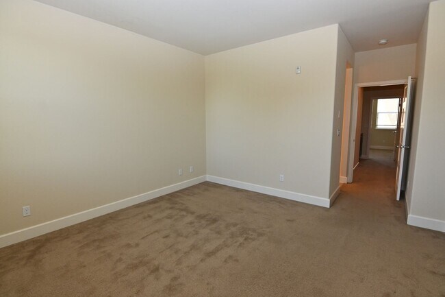 Building Photo - Tralee Village-Tri-Level Townhome, Modern Finished, Community Amenties (580 & Hopyard)