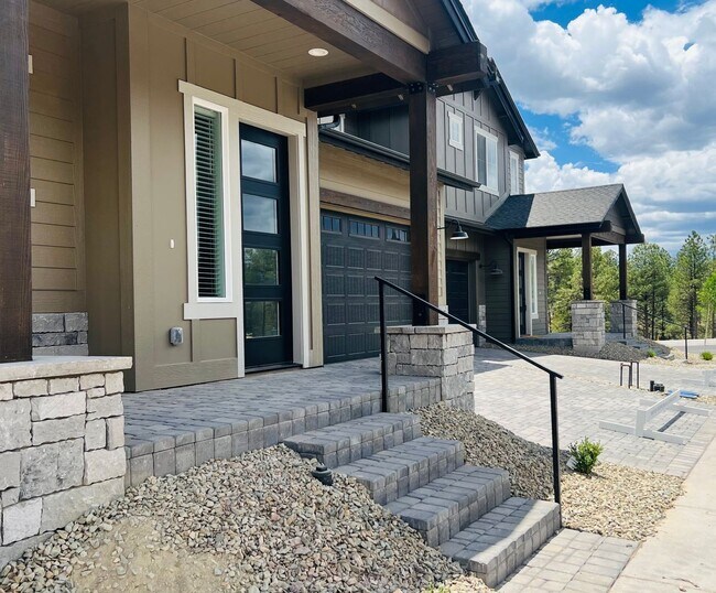 Building Photo - Gorgeous Flagstaff Property