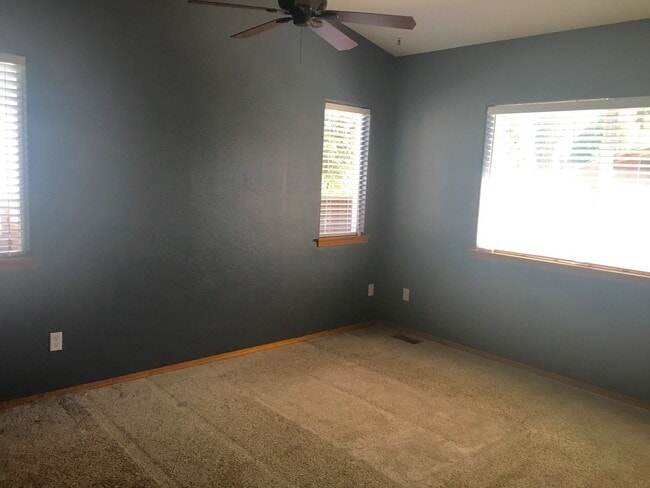 Primary Photo - 3 Bedroom Ranch, 2 Car Garage, Air Conditi...