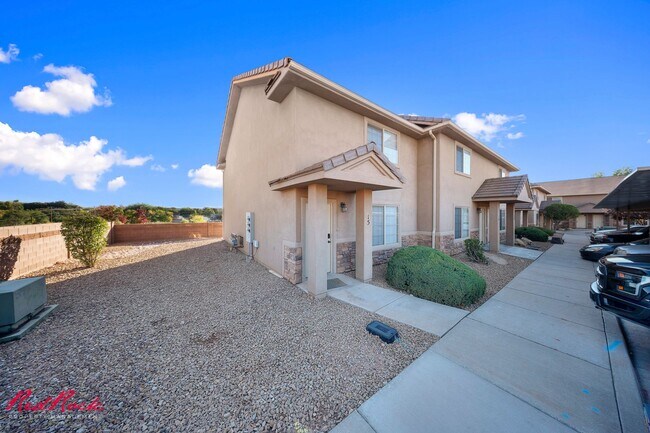 Building Photo - Adorable 3 Bedroom End Unit Townhome!