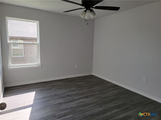 Building Photo - 122 Wind Ridge Dr