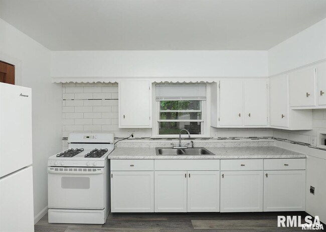 Building Photo - 609 23rd St