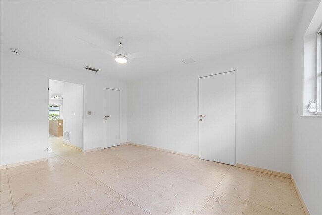Building Photo - 114 8th St