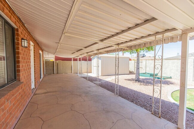 Building Photo - 8050 E Clarendon Ave