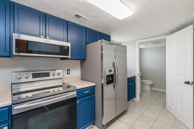 Building Photo - 8295 Oak Terrace Ln
