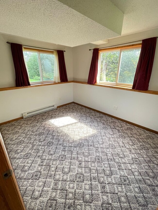 Building Photo - AVAILABLE NOW - 4 Bed, 3.5 Bath Home in He...