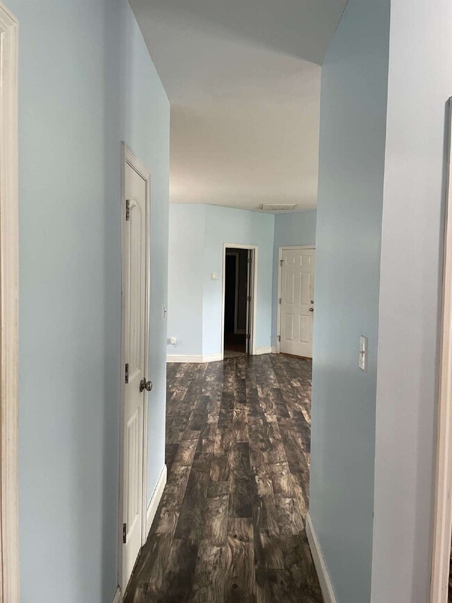 Building Photo - Pet Friendly Three Bedroom Two Full Bathro...