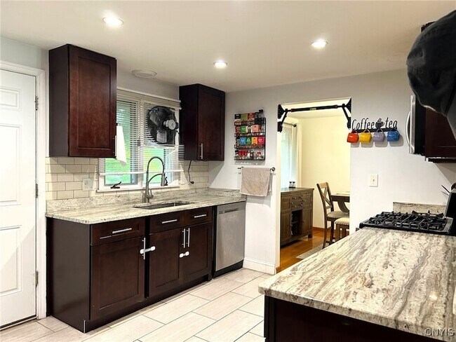 Building Photo - 302 Oakridge Dr